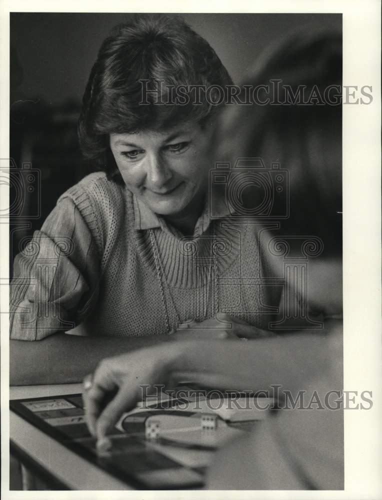 1985 Press Photo Pat Smiley Playing Trifles at Gillette Middle Road School- Historic Images