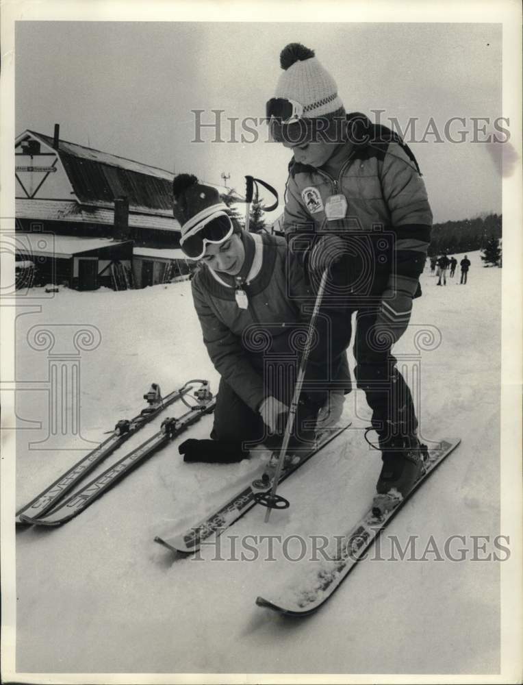 1985 Press Photo Downhill Skiing Instructor with Student - sya73876- Historic Images