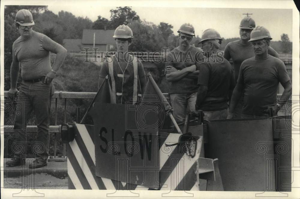 Press Photo Road Crew at Scene of Fatal Auto Accident on Route 81 - sya74139- Historic Images