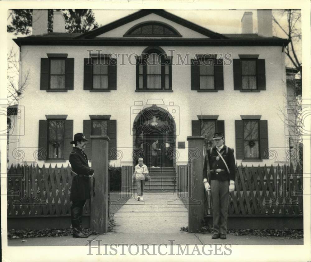 1987 Press Photo Auburn-Men in Civil War uniforms at William H. Seward House- Historic Images