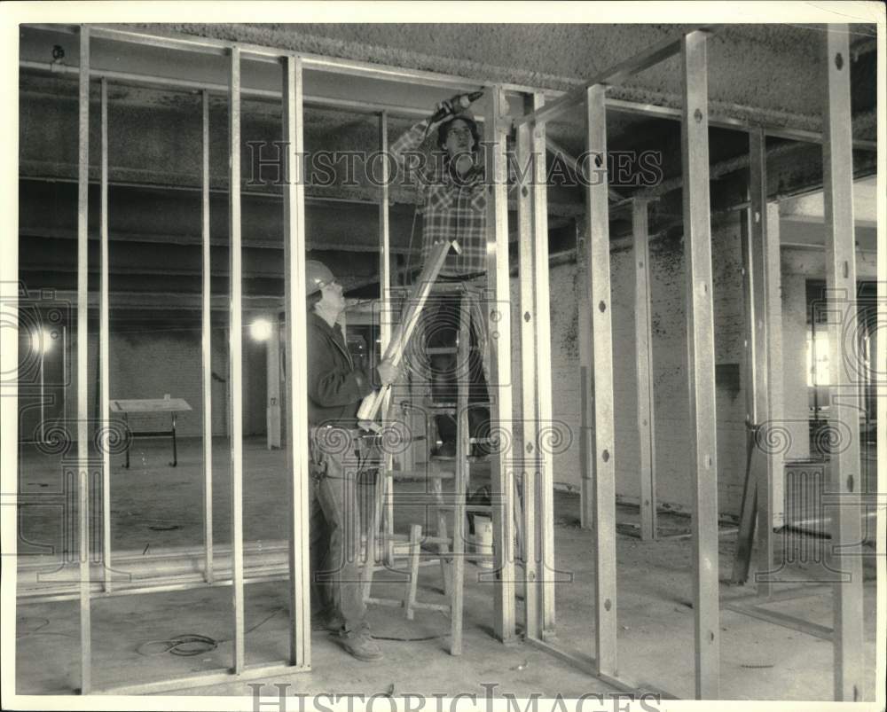 1987 Press Photo Richard Longden and Scott Greene at Rescue Mission Construction- Historic Images