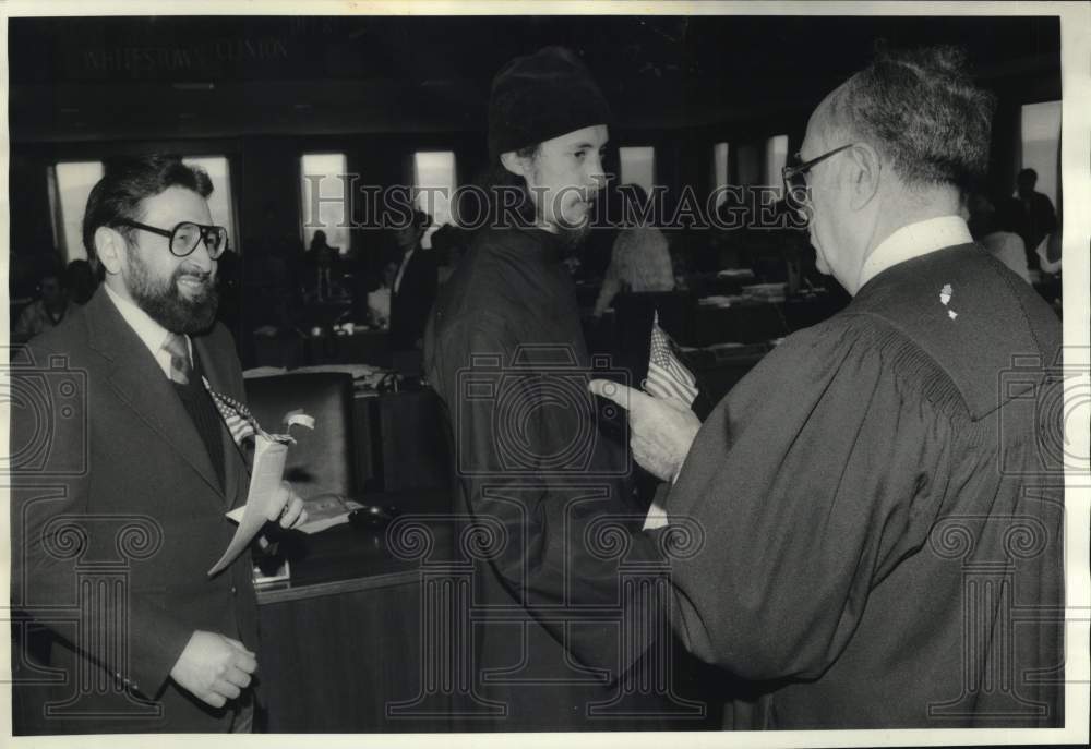 1985 Press Photo Russian Citizens and Judge at Naturalization Ceremony- Historic Images