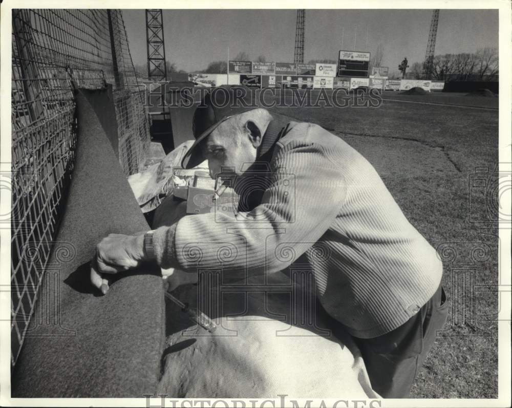 1987 Press Photo Frank Ferretti, Groundskeeper at MacArthur Baseball Stadium- Historic Images