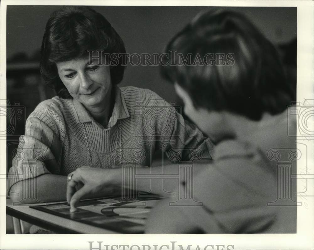 1985 Press Photo Pat Smiley Plays Trifles With Ginny L. Britz, Cicero, New York- Historic Images