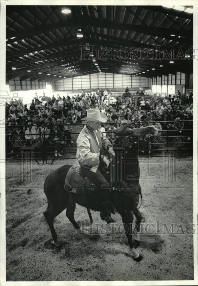 1987 Press Photo Horse trotted before prospective buyers at Horse Auction- Historic Images