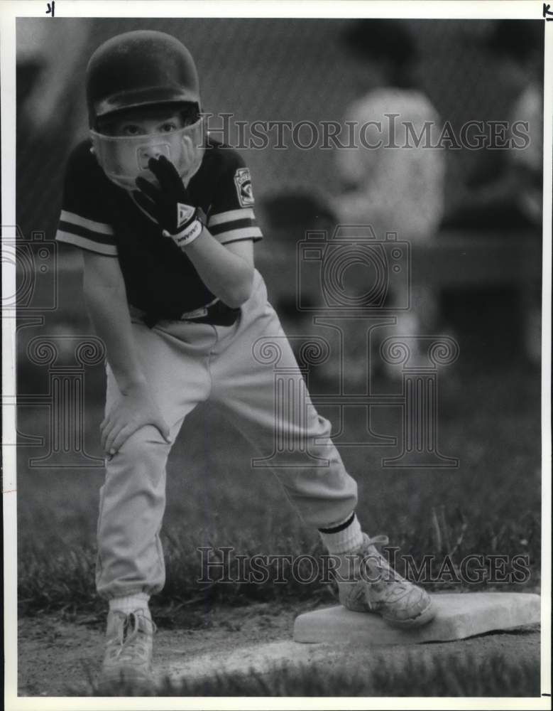1990 Press Photo Bill Gerber on Third Base at Little League Game - sya74935- Historic Images