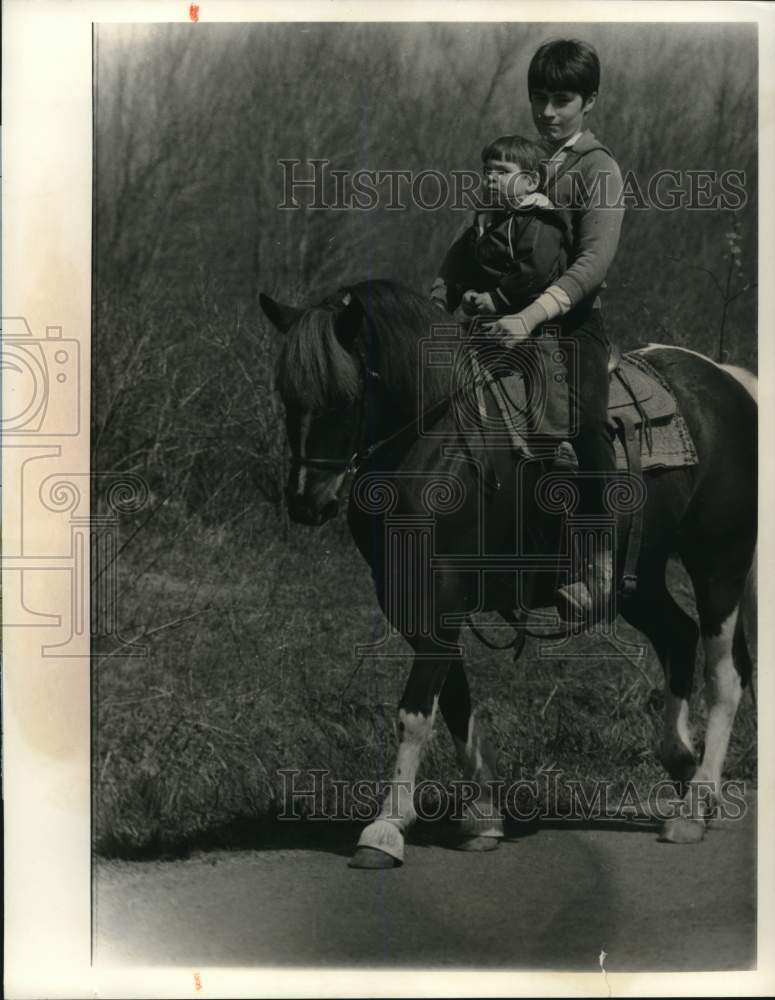 1984 Press Photo Dan Weeks and Travis Grass Riding Horse in Cato, New York- Historic Images