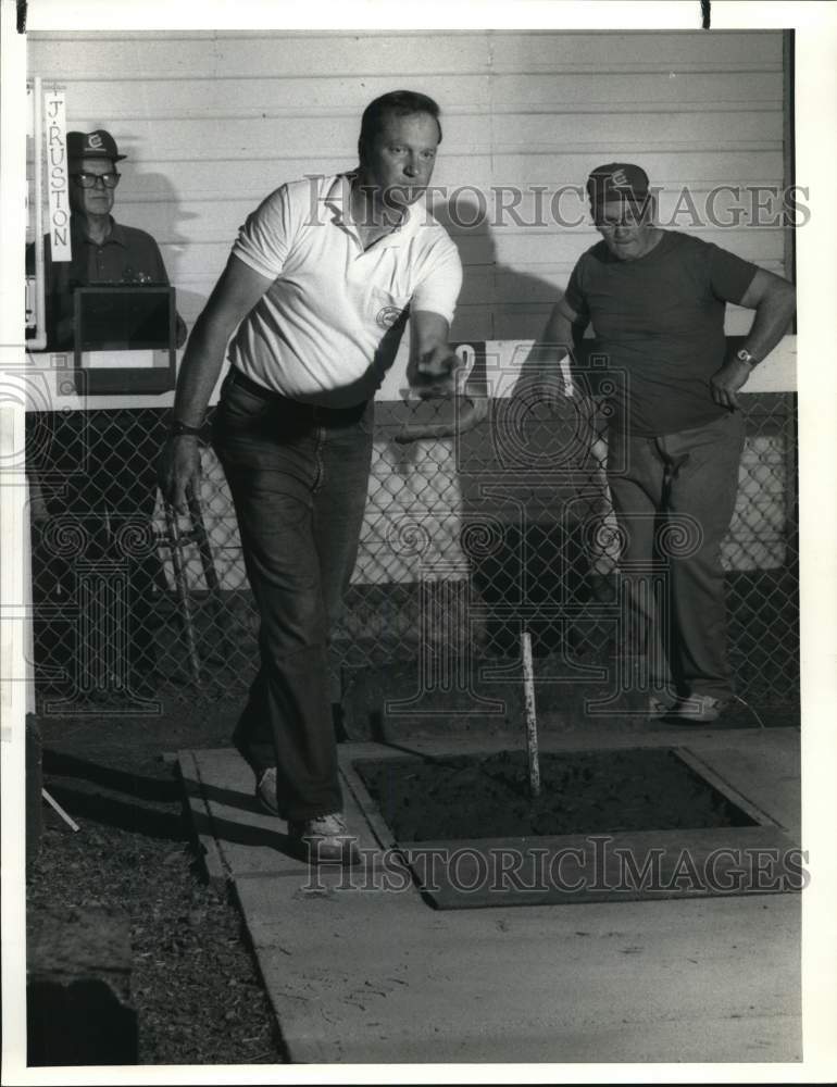 1987 Press Photo John Ruston and Glenn Brown at Horseshoe Throwing Game- Historic Images