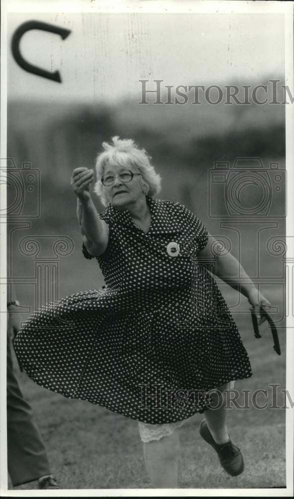 1985 Press Photo Myrtle Wheeler plays Horseshoes at Cedar Bay Park, DeWitt- Historic Images