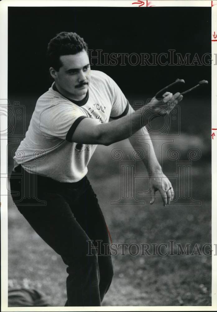 1989 Press Photo Bill Frost plays Horseshoes at Tic-Tac Bar on South Street- Historic Images