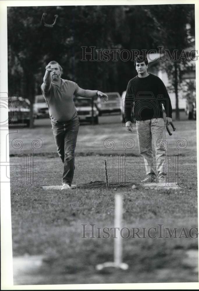 1989 Press Photo Billy Laurence, Steve Zeyak at Tic-Toc Tavern play Horseshoes- Historic Images