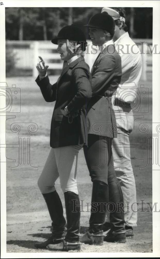 1985 Press Photo Show Jumpers walk Course at New York Grand Prix, Lake Placid- Historic Images