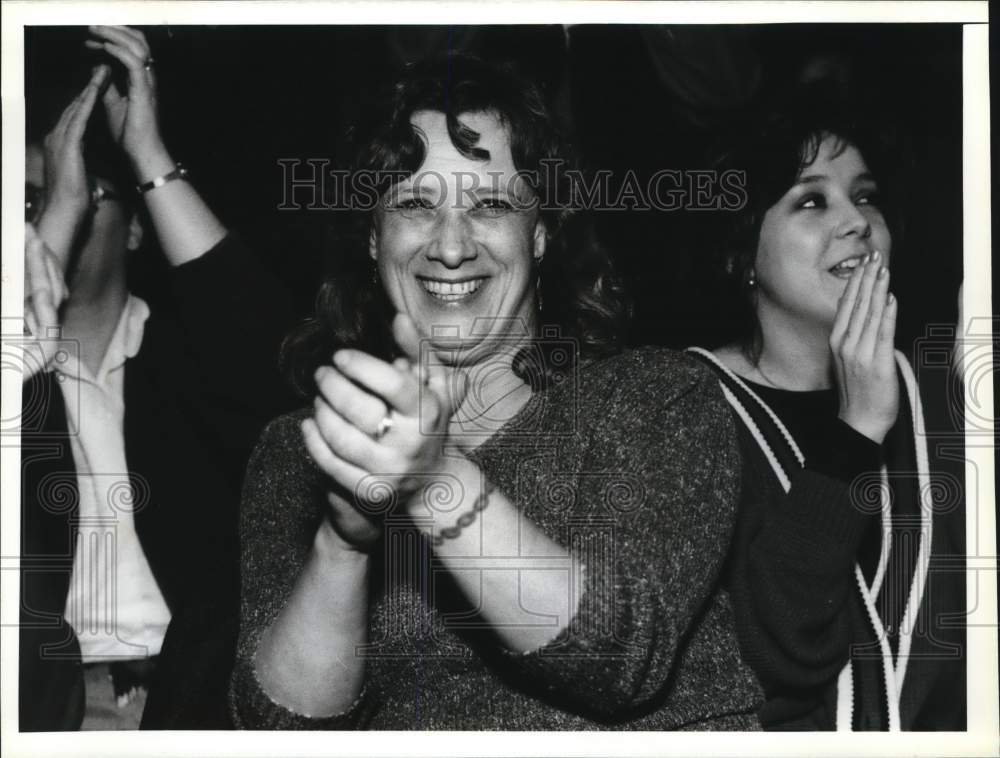 1989 Press Photo Sharon Barber at end of Hotel Syracuse Persian Terrace Strike- Historic Images
