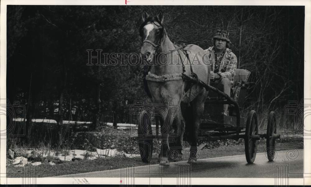 1983 Press Photo Fulton-Charles Schultz takes a ride behind his horse Nicki- Historic Images