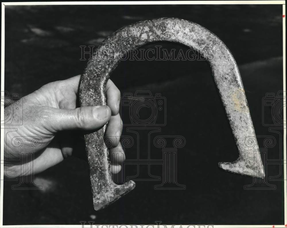 1989 Press Photo Horse Shoe held by John Ruston in Closeup - sya75862- Historic Images