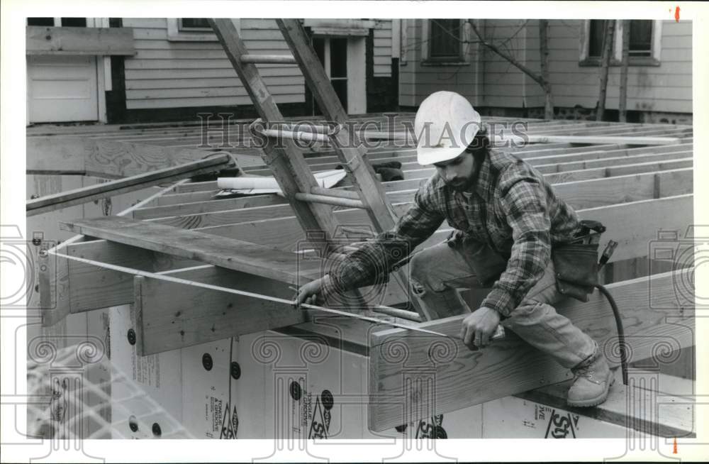 1991 Press Photo Everett Thoman works on Halfway House Construction - sya76016- Historic Images