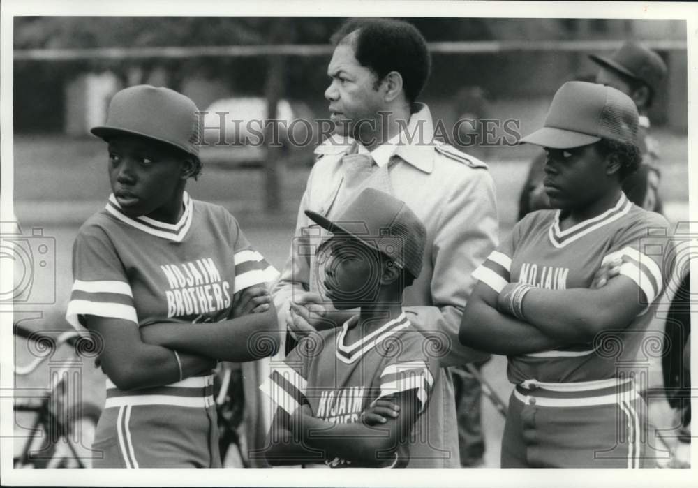 1986 Press Photo Charles Anderson with Inner City Little League Baseball Players- Historic Images