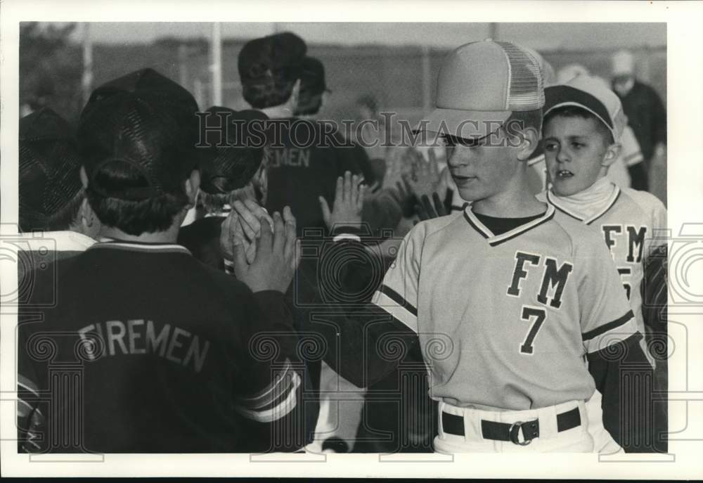 1988 Press Photo Jeff Shubert congratulates Little League Baseball Players- Historic Images