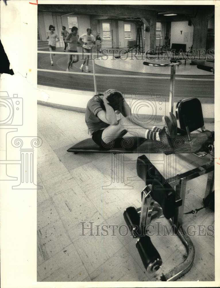 1985 Press Photo Dave Mankiewicz Exercising at Syracuse, New York YMCA- Historic Images