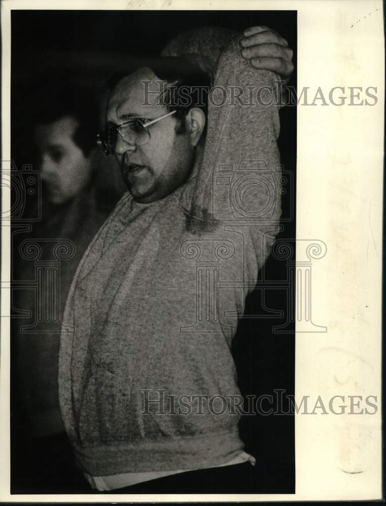 Press Photo Ed Szczesniak Stretching at Fitness Class in Liverpool, New York- Historic Images