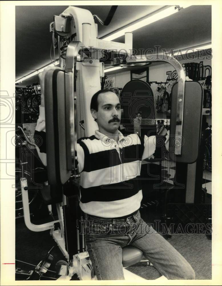 1990 Press Photo John Gusmano uses a Cal-Gym Multi-Station Home Gym in Liverpool- Historic Images