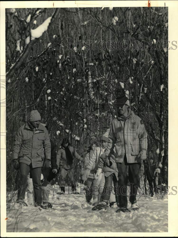 1988 Press Photo Greg Smith leading Snowshoers at Beaver Lake, New York- Historic Images