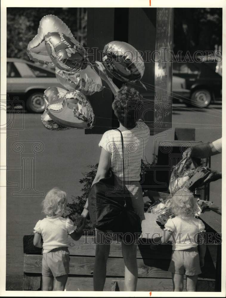 1985 Press Photo Linda Fitzgerald with twin daughters at Manlius Mart & Balloons- Historic Images