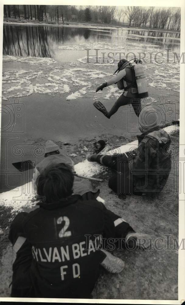 1985 Press Photo Gary Barlow jumps into Barge Canal in Sylvan Beach for Rescue- Historic Images