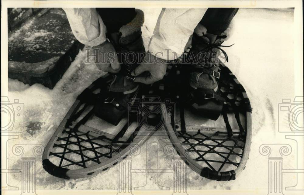 1989 Press Photo Maurice Cady Wearing Modified Bear Claw Snowshoes - sya76938- Historic Images