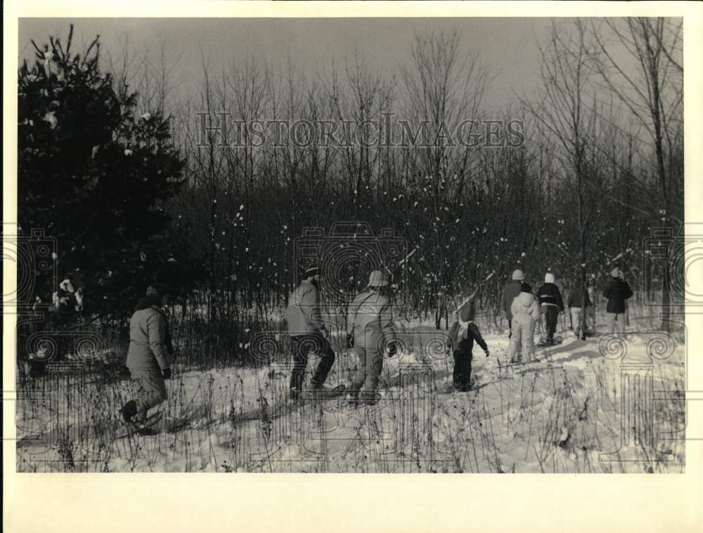 1988 Press Photo Snowshoeing Program Members on Trail at Beaver Lake - sya76939- Historic Images