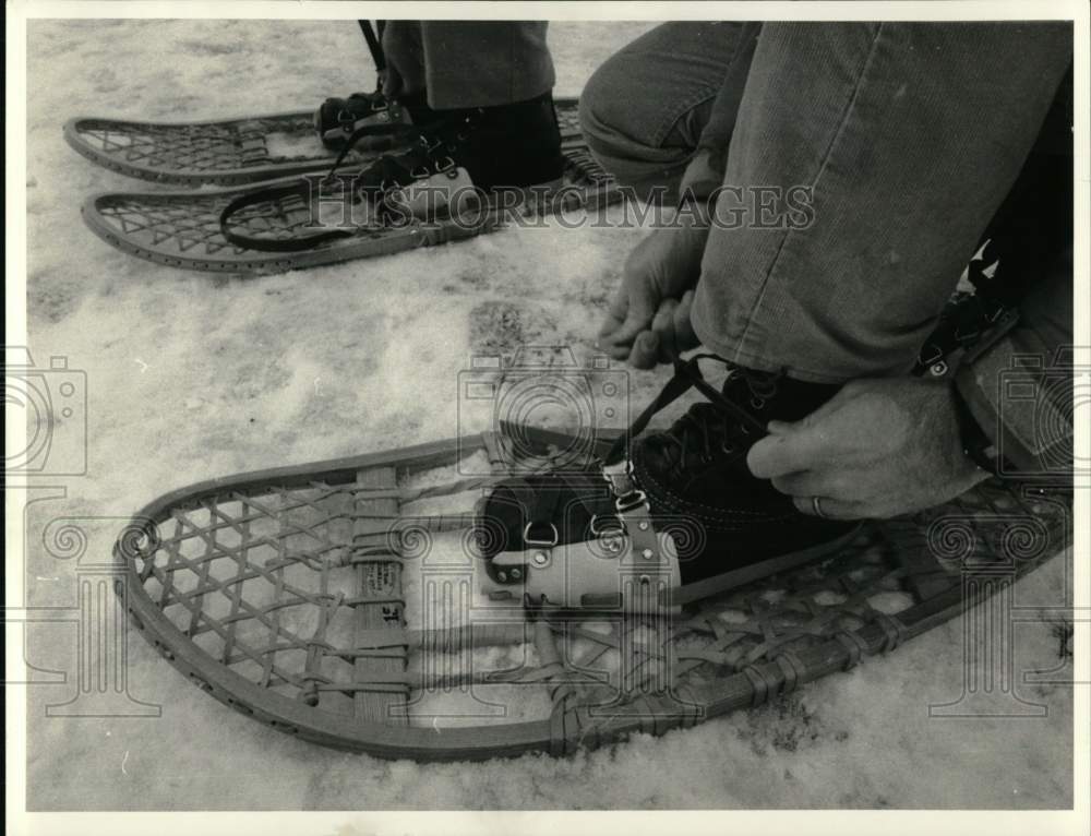 1986 Press Photo Hiker Wearing Snowshoes at Beaver Lake - sya76941- Historic Images