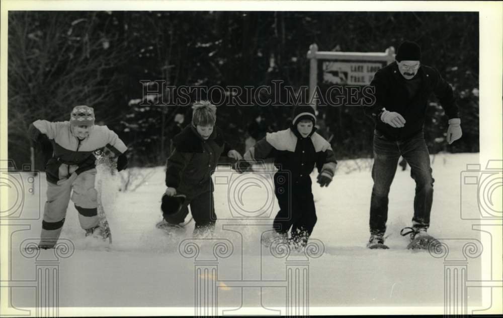 1989 Press Photo Snowshoe Workshop Attendees at Beaver Lake Nature Center- Historic Images