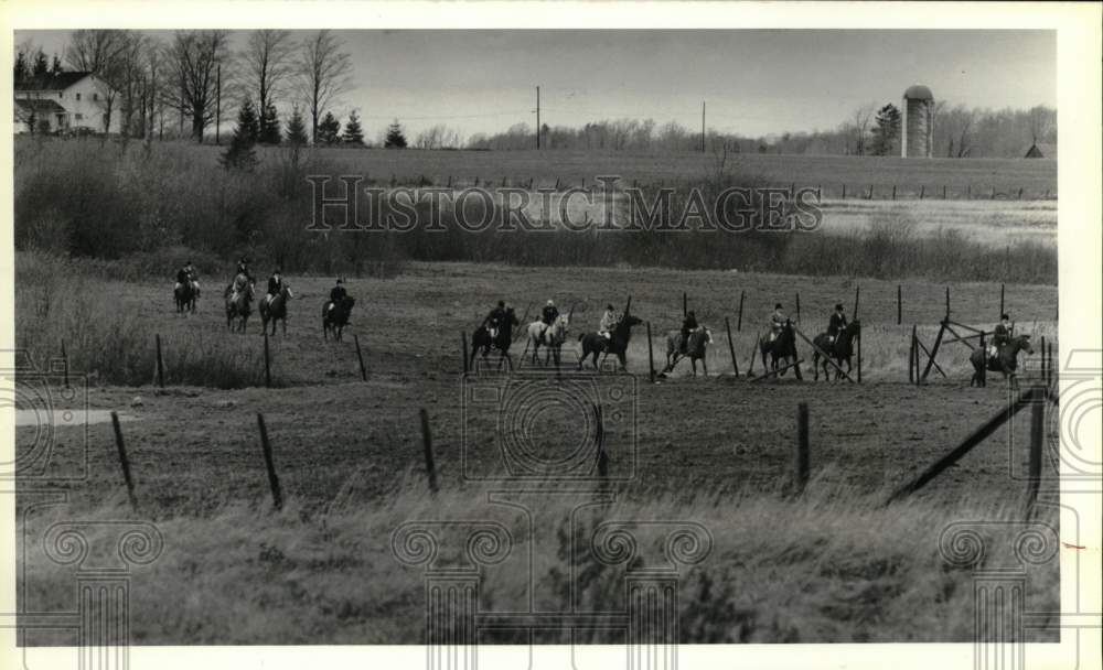 1988 Press Photo Horseback Riders in Field at Fox Hunt in Skaneateles, New York- Historic Images