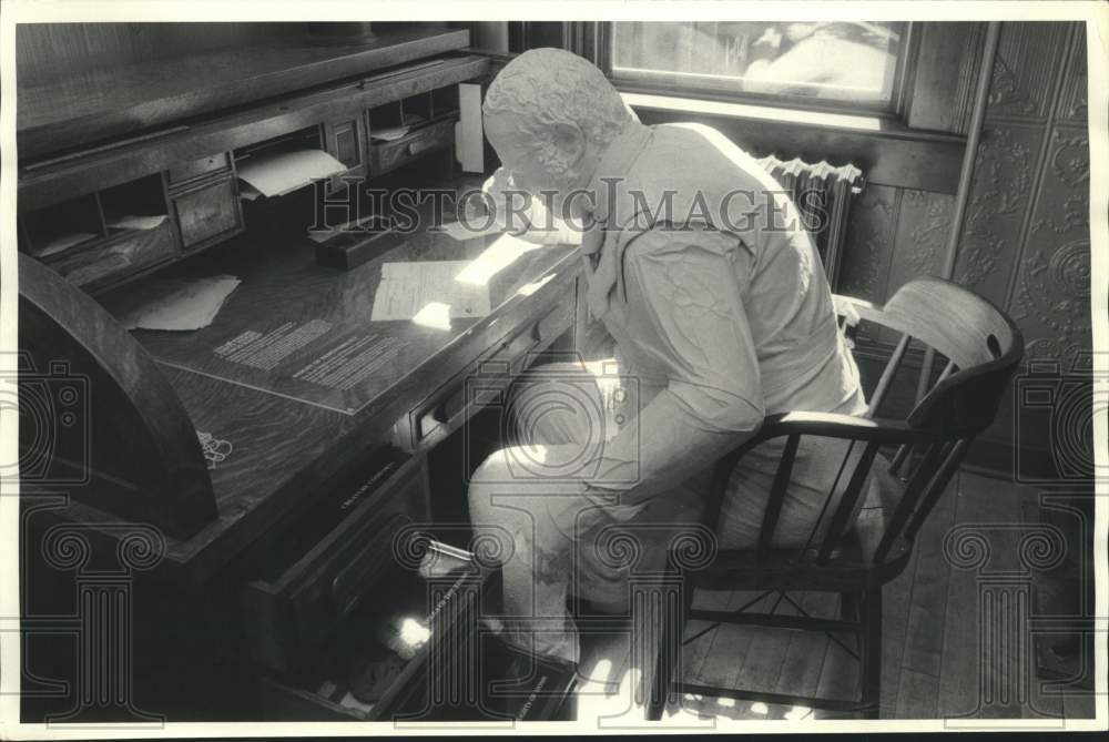 1987 Press Photo Plaster replica on display at the Erie Canal Museum - sya77311- Historic Images