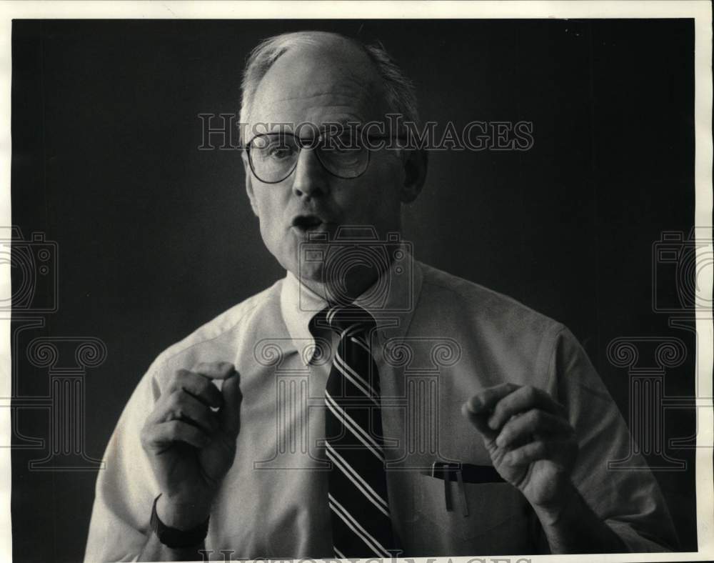 1987 Press Photo Time Warner CEO Richard Munro Speaks at Syracuse University- Historic Images