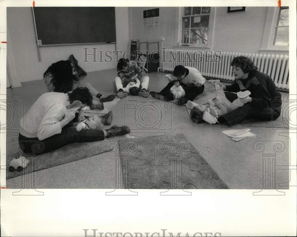 1986 Press Photo Mom and Tot Fitness Program at Elmcrest Children's Center- Historic Images