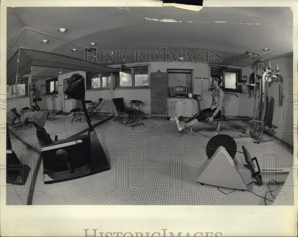 1988 Press Photo Susie McDonnell at Home Exercise Room in Syracuse - sya77750- Historic Images