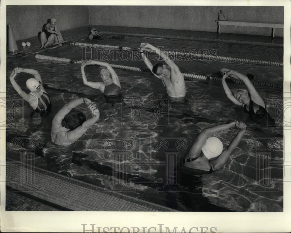 1985 Press Photo Brian Gibbons and Students at Aqua Exercise Class in Syracuse- Historic Images