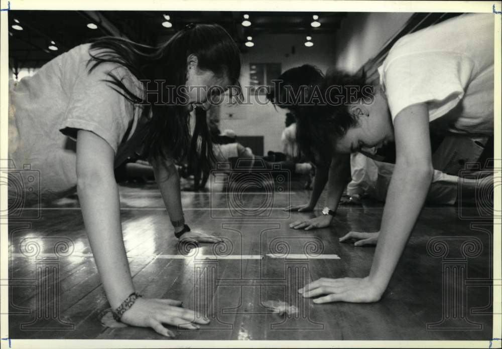 1990 Press Photo Vanessa Rose, Alene Jackson in Gym at Nottingham doing push-ups- Historic Images