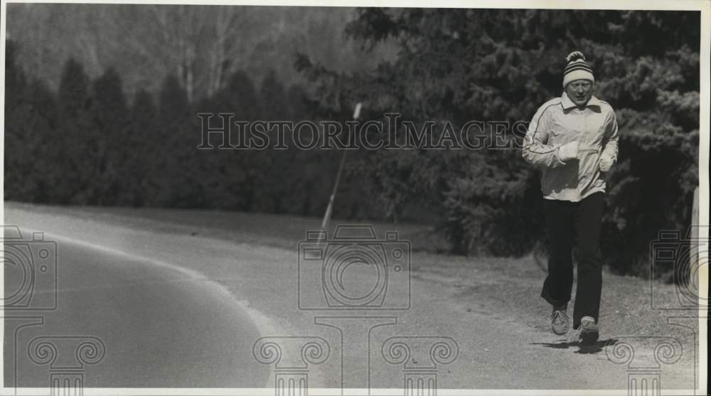 1987 Press Photo Terry O&#39;Brien jogs along North Burdick Street, Town of Manlius- Historic Images