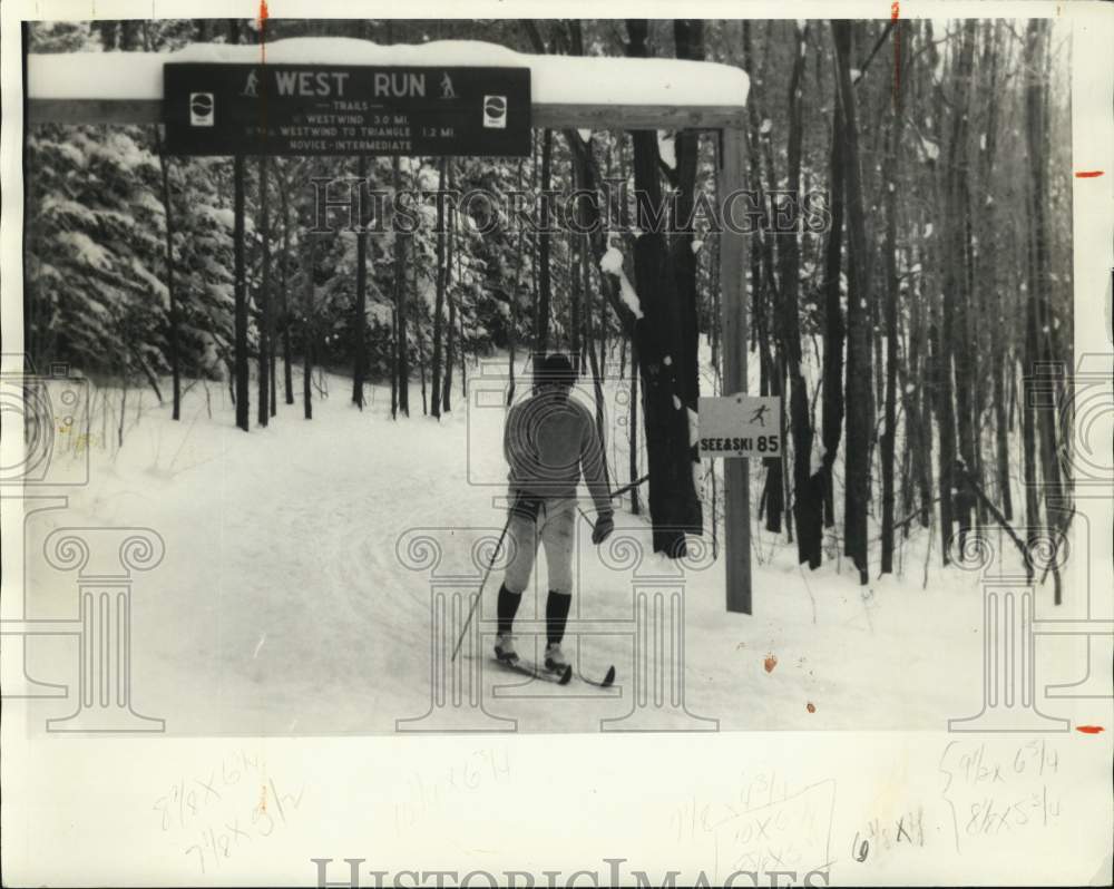 1985 Press Photo Jon Painter Cross Country Skiing at Highland Forest Trail- Historic Images