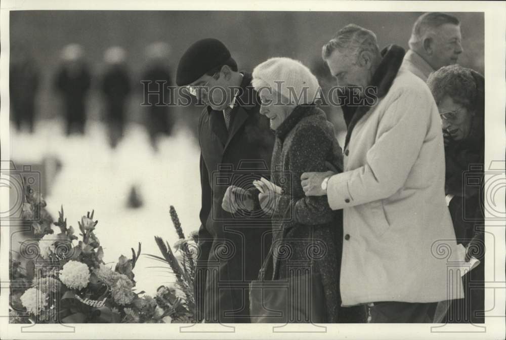 1987 Press Photo Family at Assumption Cemetery for Deputy David Clark Funeral- Historic Images