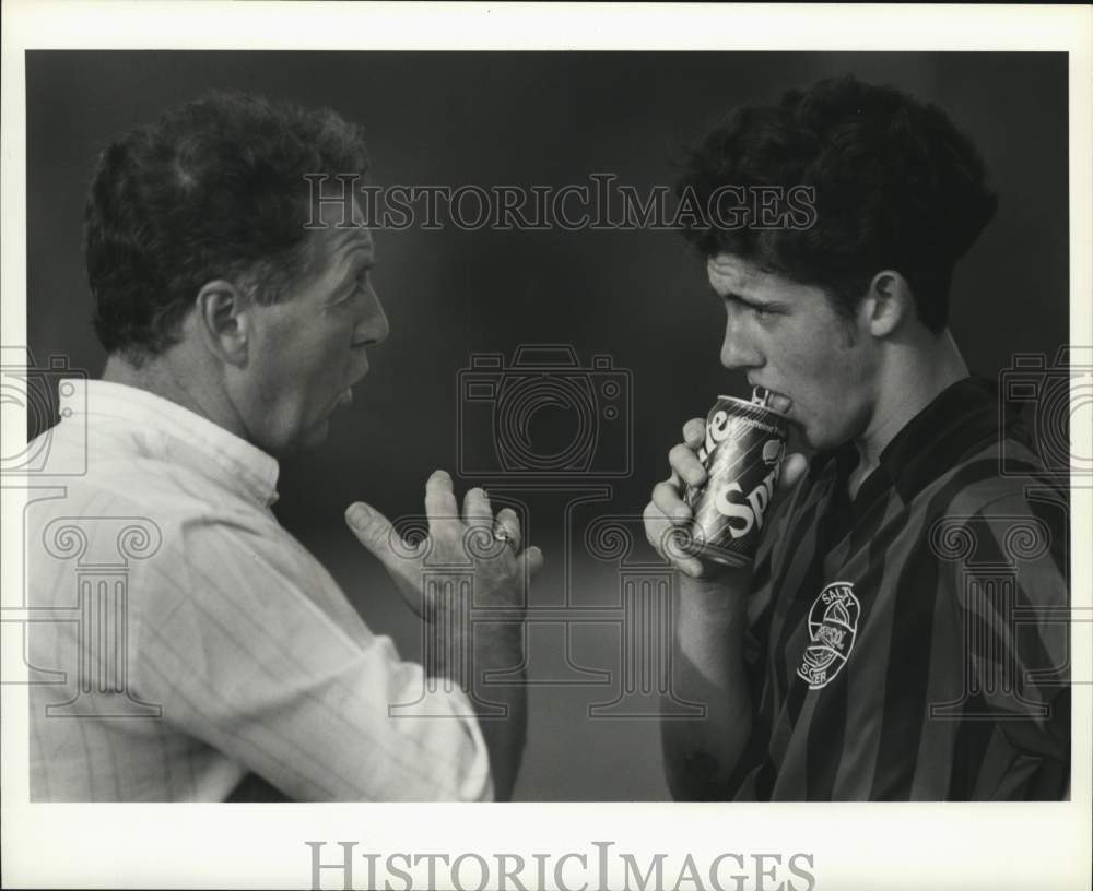 1990 Press Photo Glasgow Soccer Bill Toy Explains Play to Tony Lopez- Historic Images