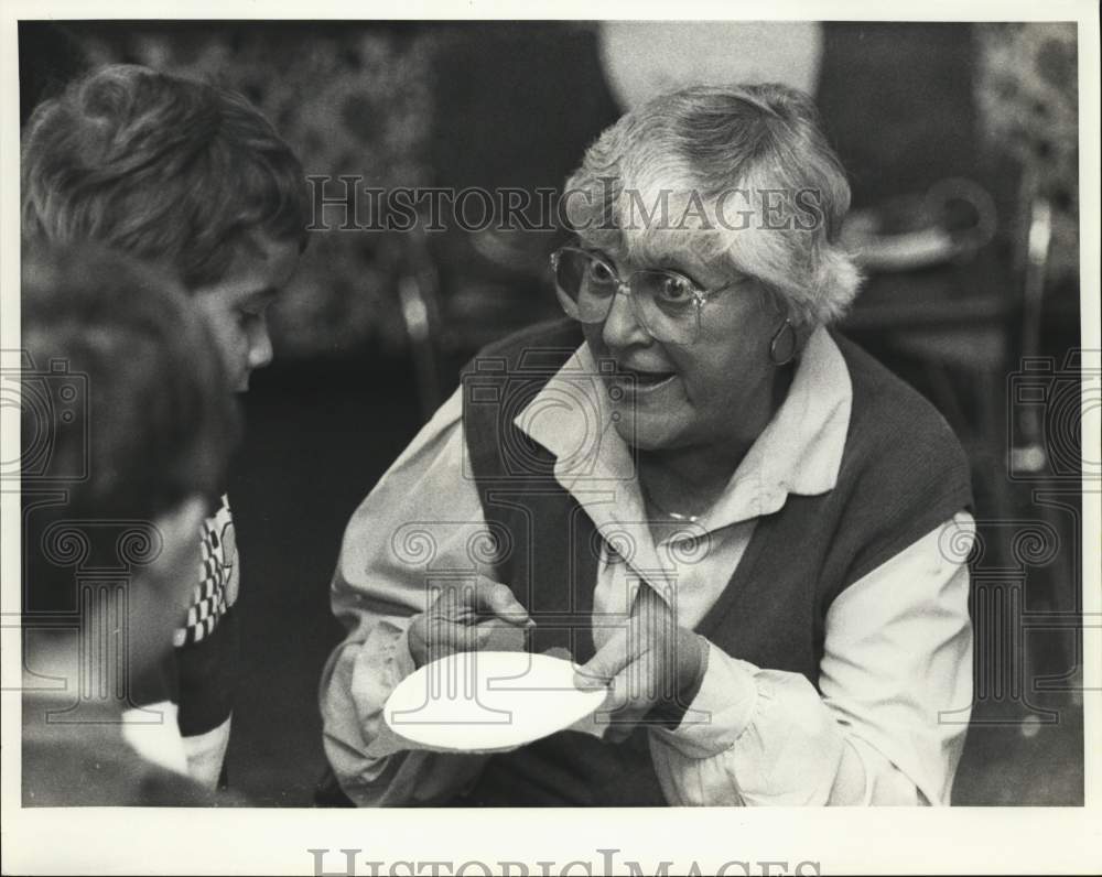 1987 Press Photo Elaine Wilkie, Kindergarten Teacher at Long Branch Elementary- Historic Images