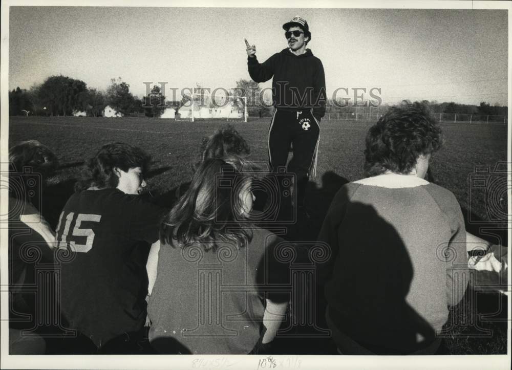 1985 Press Photo East Syracuse-Minoa girls Soccer Milton Valerio with Team- Historic Images