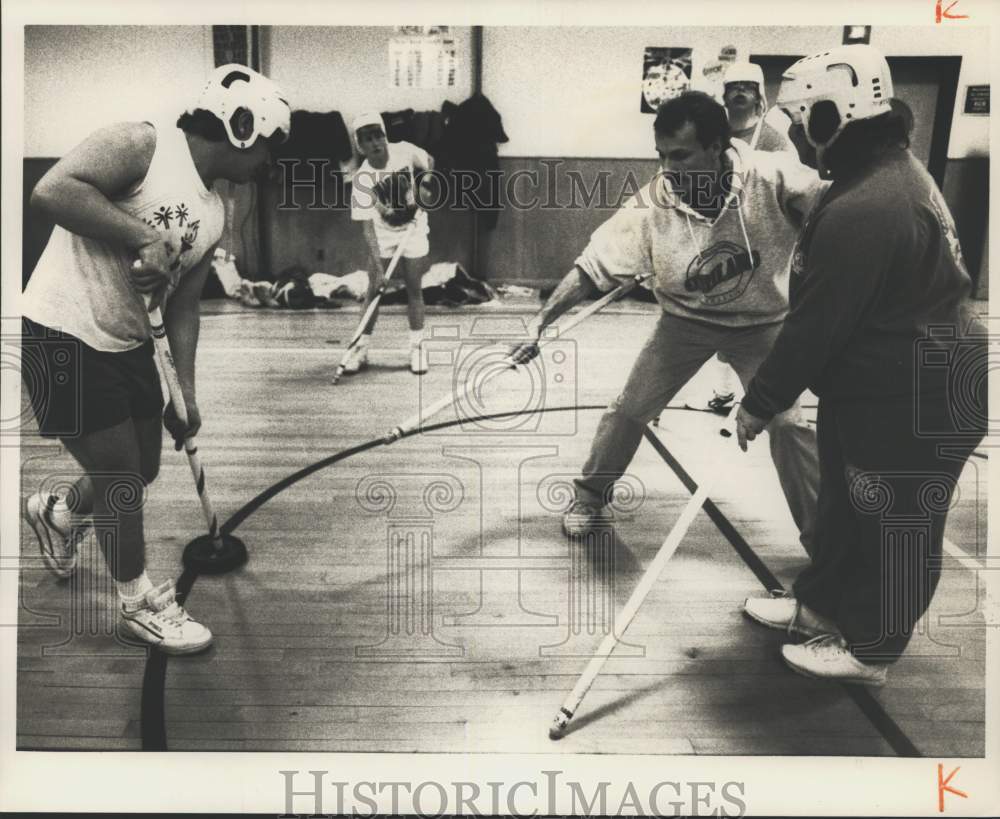 1989 Press Photo High School Field Hockey Players with Chris Clarke- Historic Images