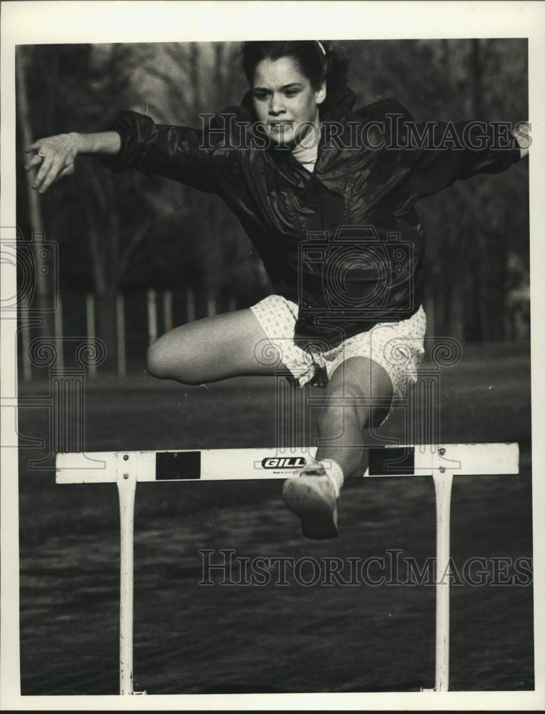 Press Photo Hurdle Jumper Cara Tyler of Mynderse - sya78820- Historic Images