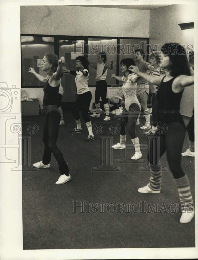 Press Photo Dona Twichell Leading Fitness Class - sya78825- Historic Images