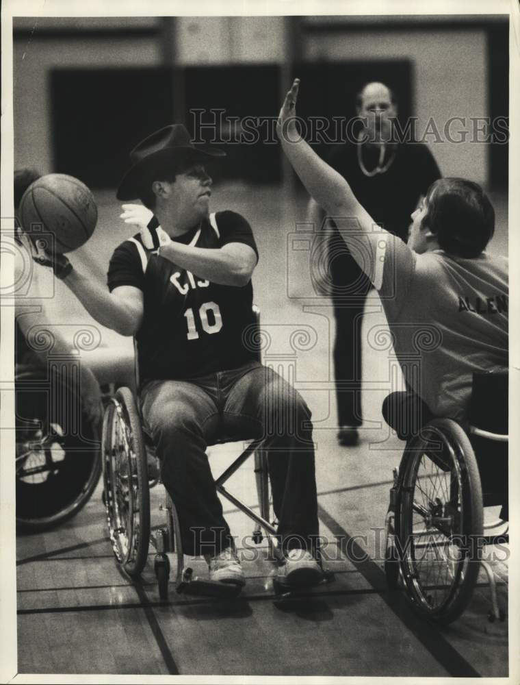 1987 Press Photo Wheelchair Basketball Game at Onondaga Community College- Historic Images