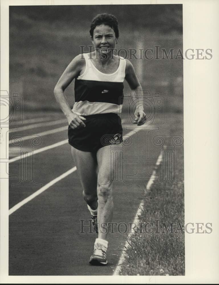 1984 Press Photo Lennie Tucker Running on Track - sya78865- Historic Images